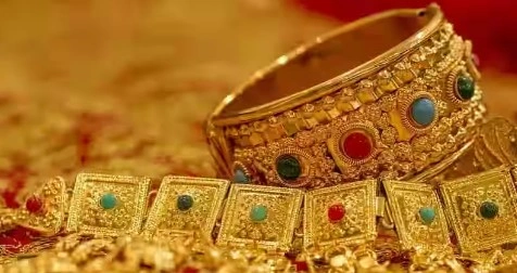 Jewelry stolen in train